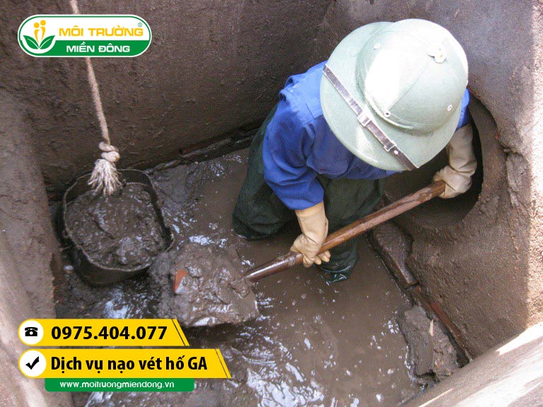 Công nhân được trang bị đồ bảo hộ khi nạo vét hố ga - hầm - cống tại đường Đoàn Nguyễn Tuân, TP. HCM ☎ 0975.404.077 #moitruong #vietnam #Environmental #việtnam #naovethoga #HCM