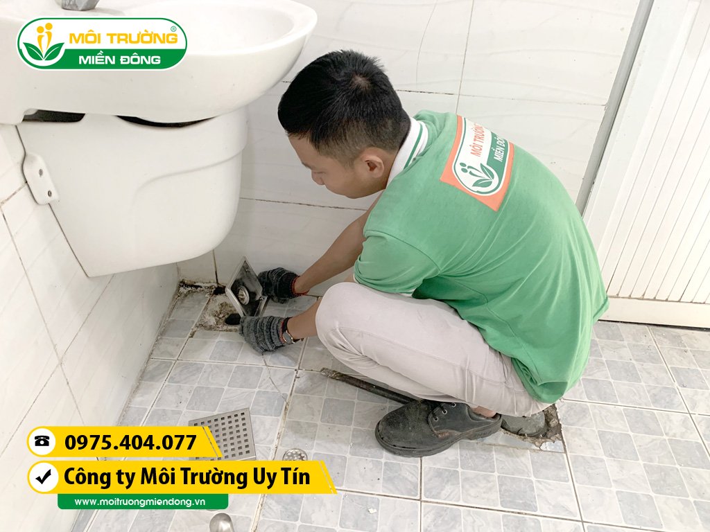 Đục phễu thoát sàn chuẩn bị thông cống cho khách tại Đồng Nai ☎ 0975.404.077 #moitruong #vietnam #Environmental #việtnam #wc #nhavesinh #ĐồngNai