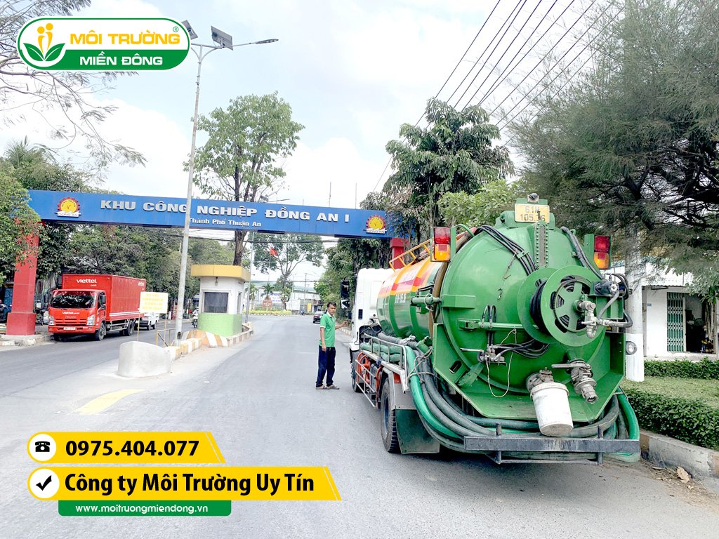 Nhân viên thi công hút hầm cầu & bể phốt tại KCN Đồng An ☎ 0975.404.077 #moitruong #vietnam #Environmental #việtnam #huthamcau #ruthamcau #hcm #HồChíMinh